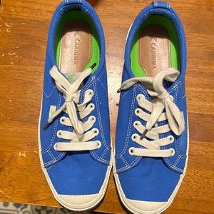 Size 8.5 Women Blue Cariuma Sneakers